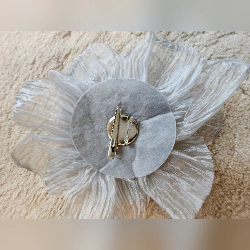 Bold Silver Flower Brooch Pin Clip - Picture 14 of 17